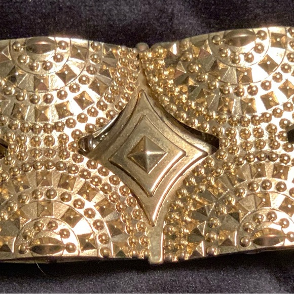 Gold Tone Bracelet with Aztec design 🔴 - Picture 2 of 5